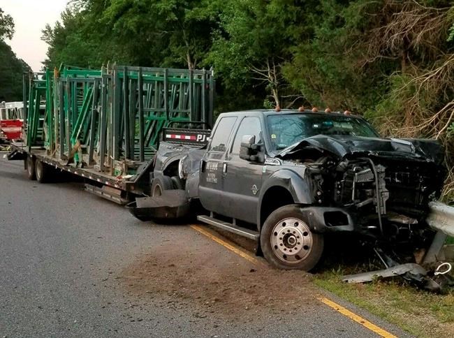 4 dead, 8 injured when pickup truck rear-ends church van | iNFOnews.ca