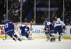 Lack replaces Miller and makes 27 saves and Canucks shut out Islanders 4-0 | iNFOnews.ca CP32010845