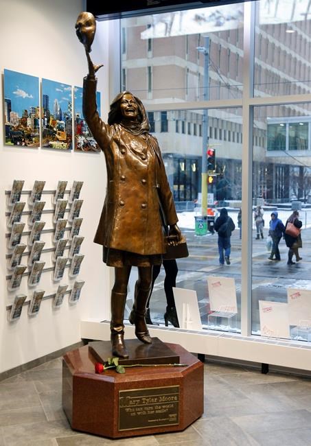Wisconsin artist who cast Mary Tyler Moore sculpture dies | iNFOnews.ca