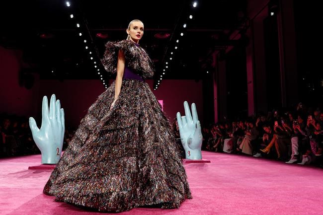 Leslie Jones livens up Siriano's NY Fashion Week front row | iNFOnews.ca
