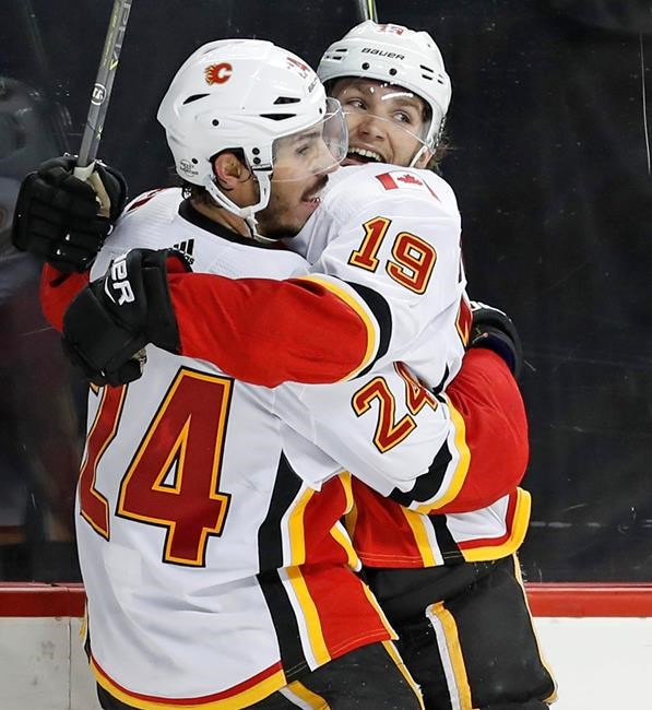 Tkachuk scores 2 in 3rd to rally Flames past Islanders, 3-2 | iNFOnews.ca