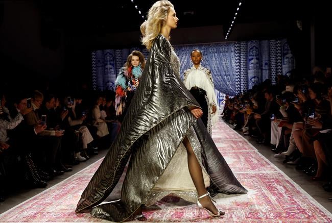 Naeem Khan gets a boost from a trio of '70s Halston muses | iNFOnews.ca CP1146423136