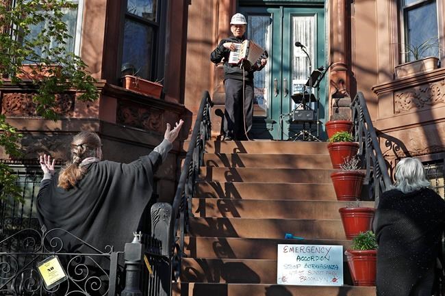 Stoop show: Brooklyn accordionist entertains neighbours | iNFOnews.ca
