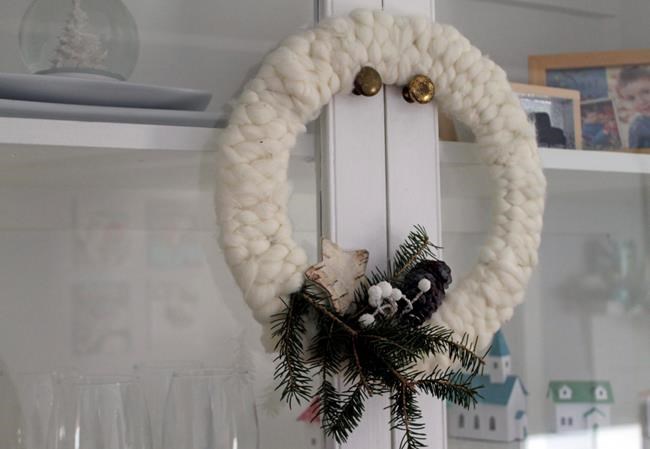 Forget wrapped presents, try wrapping wreaths instead | iNFOnews.ca