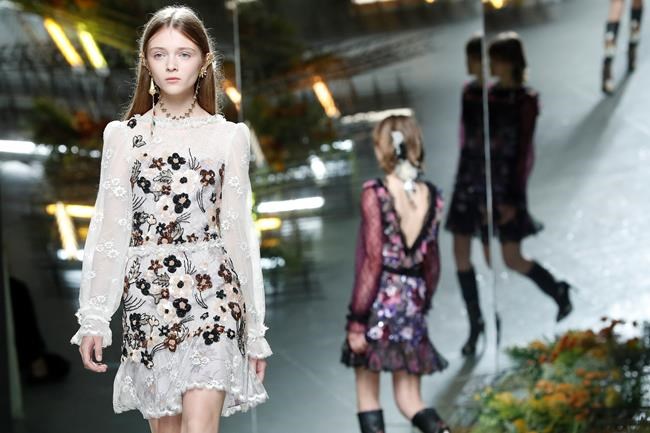 Weird and wonderful moments of fashion week | iNFOnews.ca Weird and wonderful moments of fashion week | iNFOnews.ca