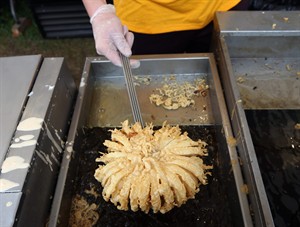 With fair season comes ever more unusual parade of deep-fried, bacon-wrapped cuisine | iNFOnews.ca CP29609561
