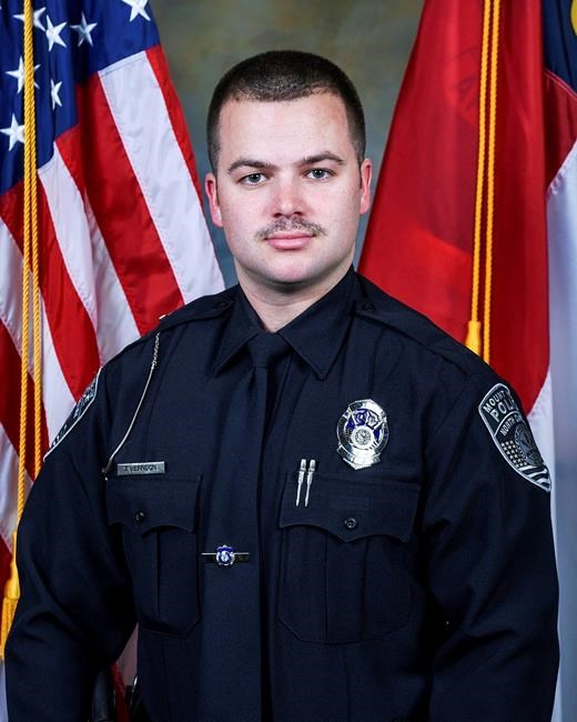 North Carolina police officer killed in overnight shootout | iNFOnews.ca
