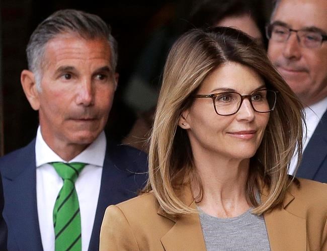 Loughlin, Giannulli set for October trial in college scam | iNFOnews.ca CP198495746