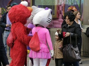 Legislation being drafted to regulate Times Square costumed characters | iNFOnews.ca CP29086542