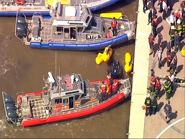 Pilot escapes nearly unscathed after NYC helicopter plunge | iNFOnews.ca Pilot escapes nearly unscathed after NYC helicopter plunge | iNFOnews.ca