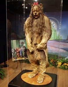 'Wizard of Oz' Cowardly Lion costume, 'Casablanca' piano fetch over $3M at NYC auction | iNFOnews.ca 'Wizard of Oz' Cowardly Lion costume, 'Casablanca' piano fetch over $3M at NYC auction | iNFOnews.ca
