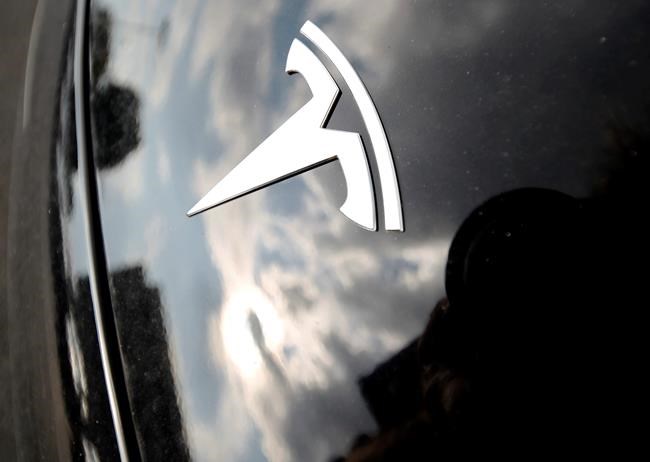 Feds will investigate deadly Tesla crash in California | iNFOnews.ca