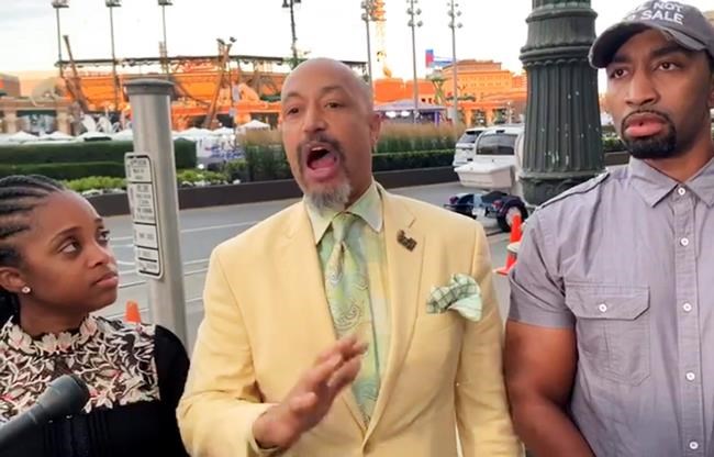 Protesters yelling 'fire Pantaleo' disrupt Democratic debate | iNFOnews.ca