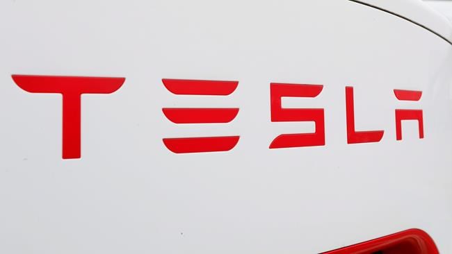 Tesla says cars can automatically stop for traffic lights | iNFOnews.ca