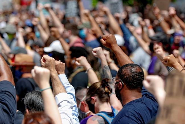 Shouts of solidarity for black reporter pulled from protests | iNFOnews.ca