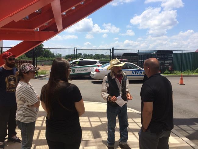 Police: Cowboy who rode across bridge abused his 2 horses | iNFOnews.ca