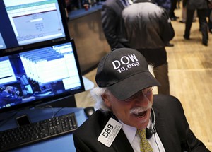 Dow tops 18,000 as stock market extends record highs; Strong US economic growth | iNFOnews.ca CP31228466