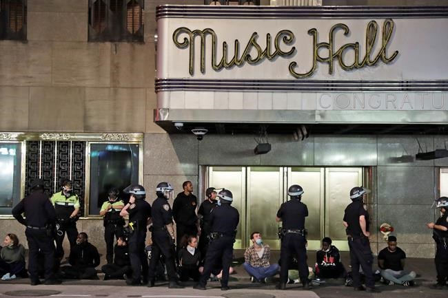 Macy's hit as New York imposes curfew amid Floyd protests | iNFOnews.ca Macy's hit as New York imposes curfew amid Floyd protests | iNFOnews.ca