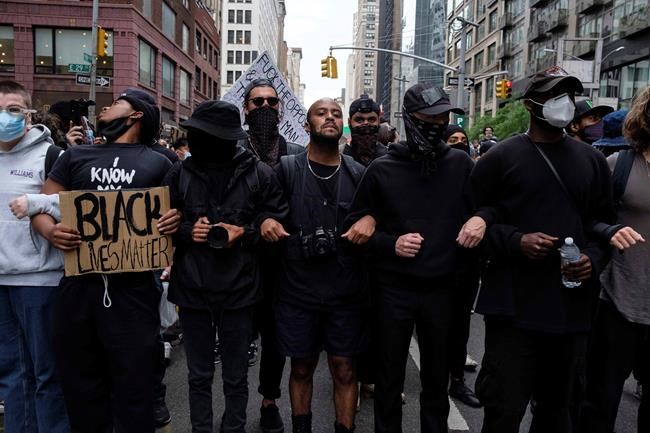 NYPD chief, protesters roughed up in Brooklyn Bridge clash | iNFOnews.ca