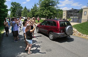LeBron apologizes to northeast Ohio neighbours for ruckus outside his house; sends cupcakes | iNFOnews.ca CP29232213