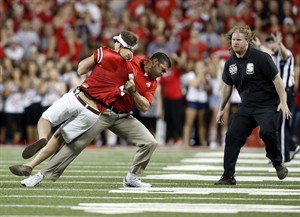 Student who ran onto field, was body-slammed by Ohio State coach at game loses scholarship | iNFOnews.ca CP30117967