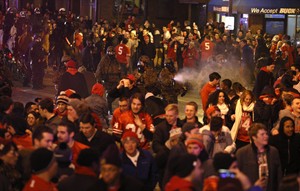 Ohio State football fans take to streets, set fires, tear down goal post after championship | iNFOnews.ca CP31460274