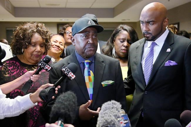 Jury acquits Tulsa cop in shooting of unarmed black man | iNFOnews.ca