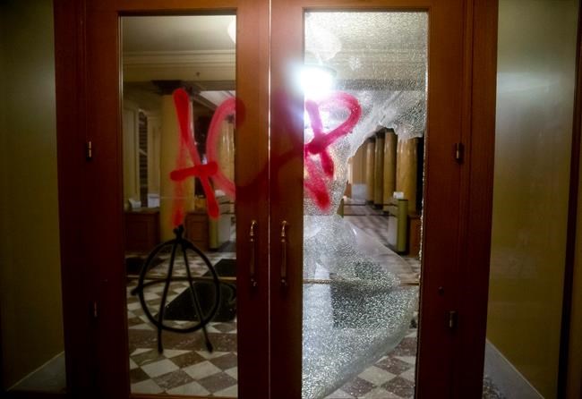 Protests erupt at Portland police building, mayor's condo | iNFOnews.ca CP607211720