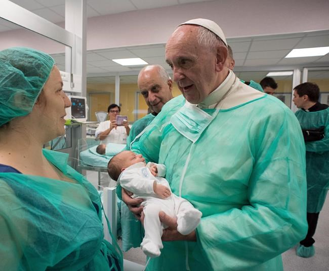 Pope dons scrubs to visit premature babies at Rome hospital | iNFOnews.ca