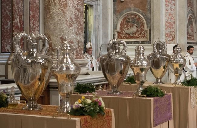 Pope urges prisoners to serve 1 another in foot-wash rite | iNFOnews.ca