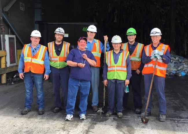 Workers help woman find necklace buried in hospital waste | iNFOnews.ca
