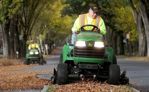 Deere 4th-quarter results surpass estimates, but shares skid on farm equipment maker's outlook | iNFOnews.ca CP30868356