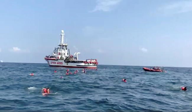 Italy: 70 migrants on ship awaiting OK to land jump into sea | iNFOnews.ca