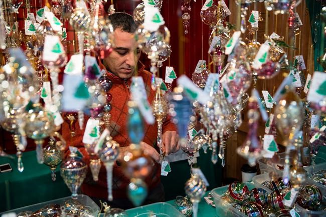 US retail sales barely rise at start of holiday shopping | iNFOnews.ca CP670847286