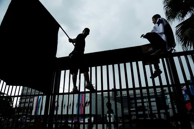 Police clear protesters from Panama's congress | iNFOnews.ca