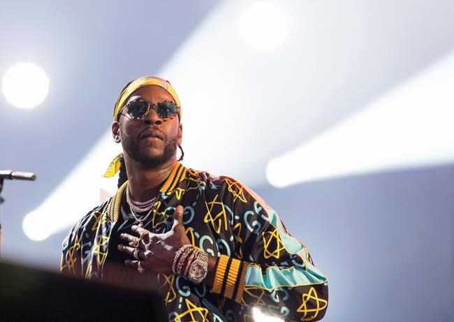 2 Chainz takes stage in pink wheelchair after breaking leg | iNFOnews.ca