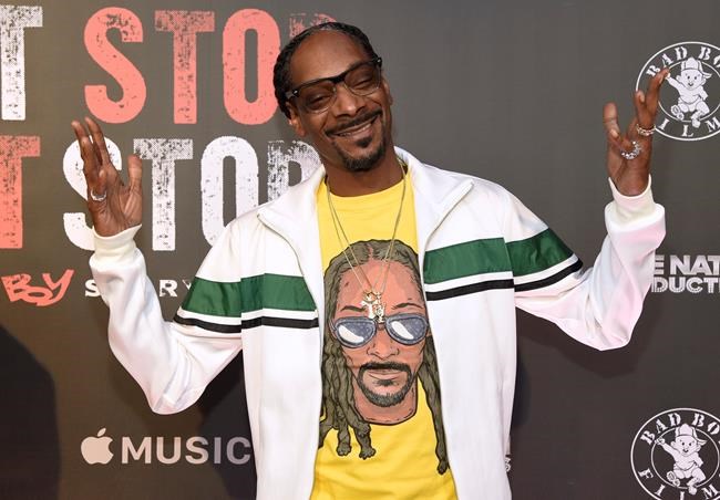 Snoop Dogg stands over Trump body on album cover | iNFOnews.ca