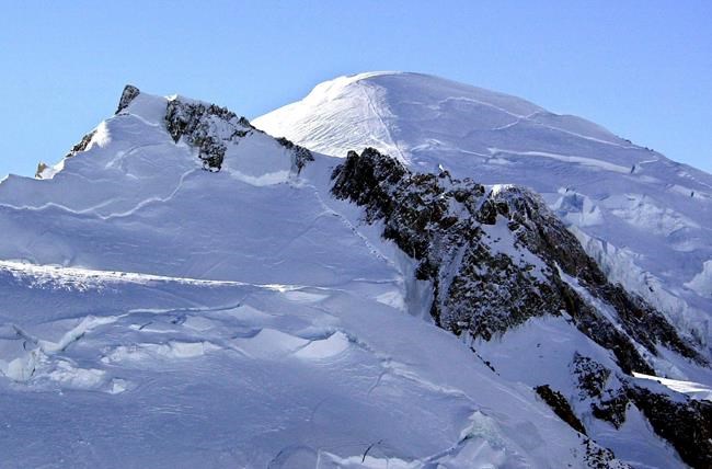 3 die in icy Mont Blanc avalanche, bodies are dug out | iNFOnews.ca CP1119398202