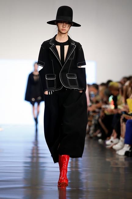 Margiela touts genderless fashion in Paris with new campaign | iNFOnews.ca Margiela touts genderless fashion in Paris with new campaign | iNFOnews.ca