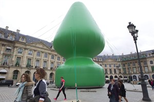 A giant sex toy or inflatable Christmas tree? Paris sculpture puzzles passersby | iNFOnews.ca CP30323632