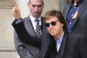 Kanye West and Paul McCartney hit stellar star-studded Stella McCartney show in Paris | iNFOnews.ca CP32211047