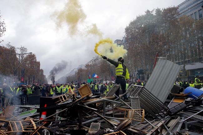 French protesters angry over fuel taxes clash with police | iNFOnews.ca French protesters angry over fuel taxes clash with police | iNFOnews.ca