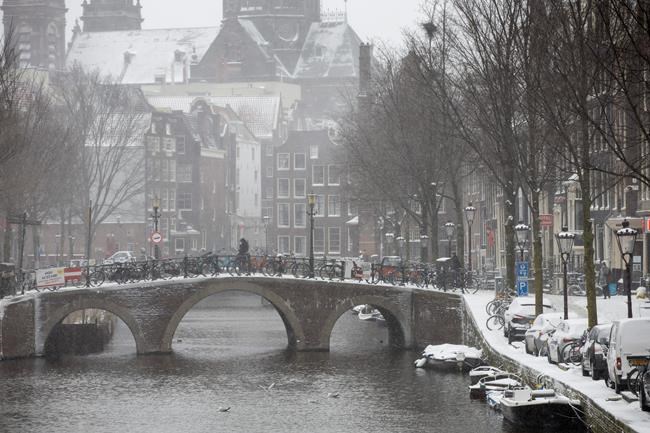 Skating-crazy Dutch defy pandemic by taking to outdoor ice | iNFOnews.ca CP1971559524