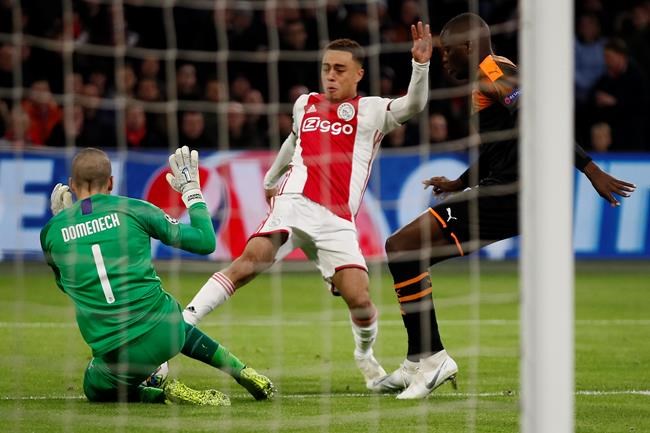 US soccer defender Dest leaving Ajax training camp in Qatar | iNFOnews.ca