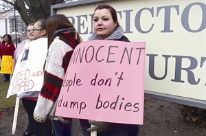 Family, friends rally outside B.C. court for the murdered mother of boy | iNFOnews.ca CP31673238