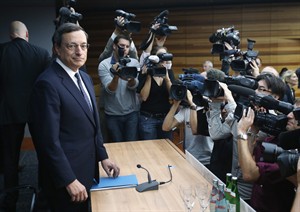 ECB unveils unlimited bond plan to help lower borrowing costs for struggling countries | iNFOnews.ca CP20018331