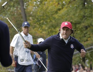 Bradley makes putts, pairs with Mickelson to give US 1st point in upset of Garcia-Donald | iNFOnews.ca CP20266823
