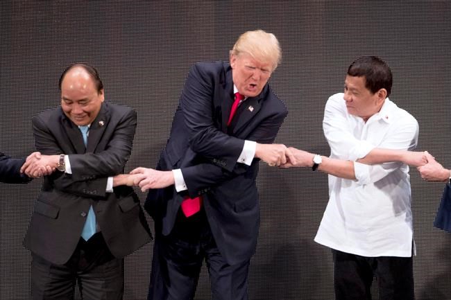 Trump's handshake challenge: He grimaces, grins, grips | iNFOnews.ca Trump's handshake challenge: He grimaces, grins, grips | iNFOnews.ca