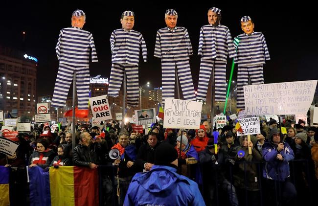 Thousands of Romanians protest diluted graft law for 4th day | iNFOnews.ca