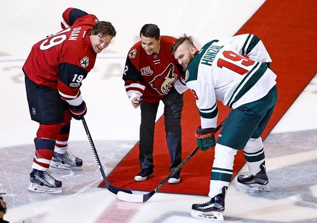 Cunningham drops puck at Coyotes game | iNFOnews.ca